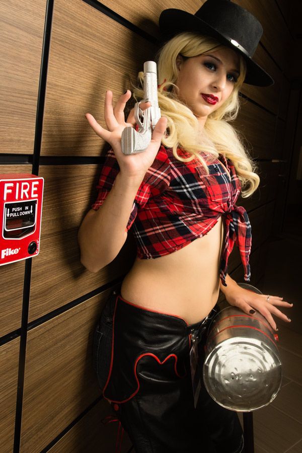 Cowgirl Harley Quinn cosplay photo