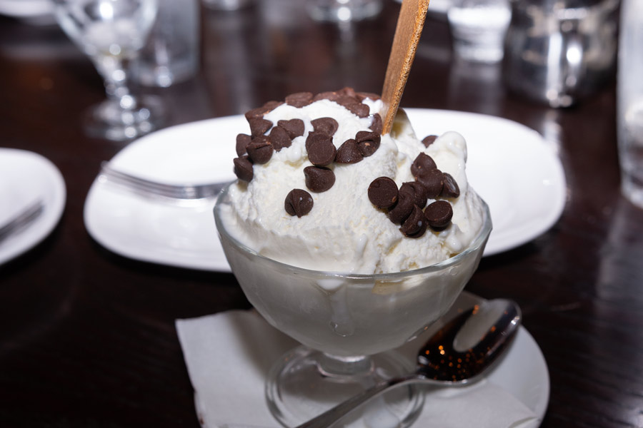 Vanilla gelato with chocolate chips photo
