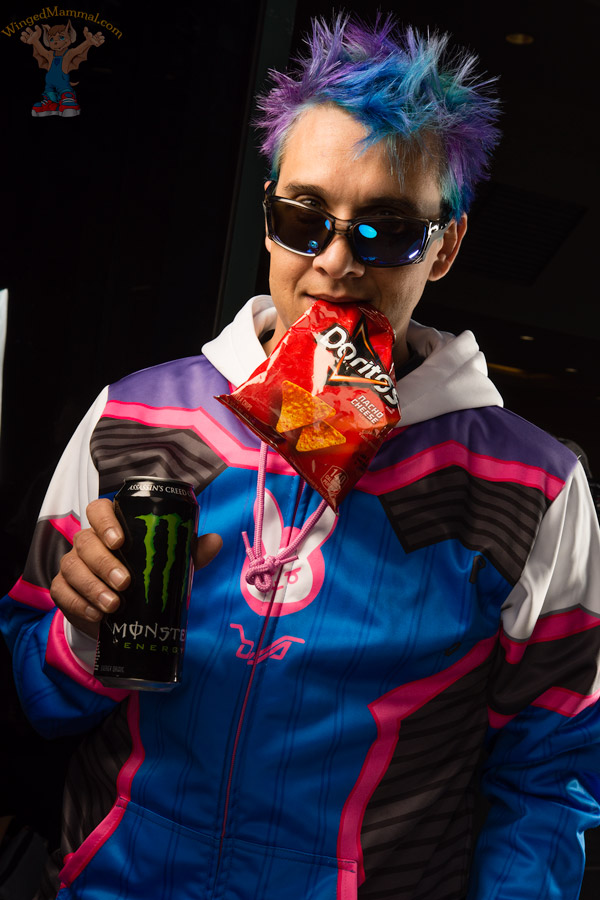 A picture of Junk Food D.Va cosplay at BlizzCon 2017 taken by Batty!