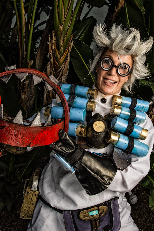 A picture of Mad Scientist Junkrat cosplay at BlizzCon 2017 taken by Batty!